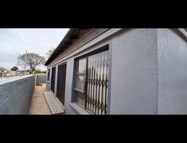 4 BEDROOM HOUSE FOR SALE IN KAGISO 2